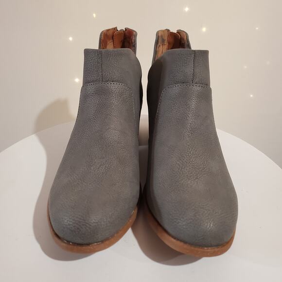 boc Born Concepts Pebbled Suede Leather Chelsea Ankle Boot Size 10M Gray Vegan - Picture 2 of 9